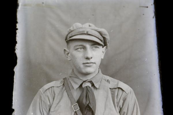 altes Glasnegativ - Hitlerjunge, Pimpf , mit Schirmmütze